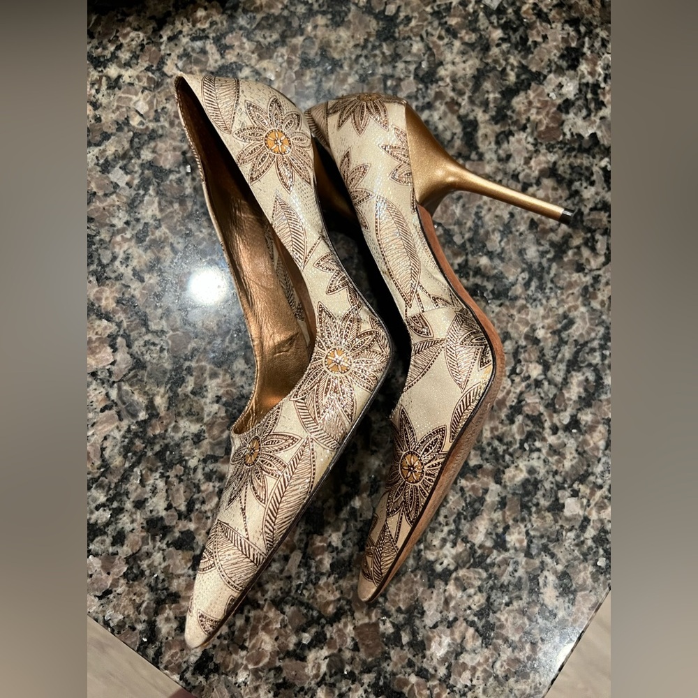 Elegant Floral Embroidered Heels - Picture 8 of 8